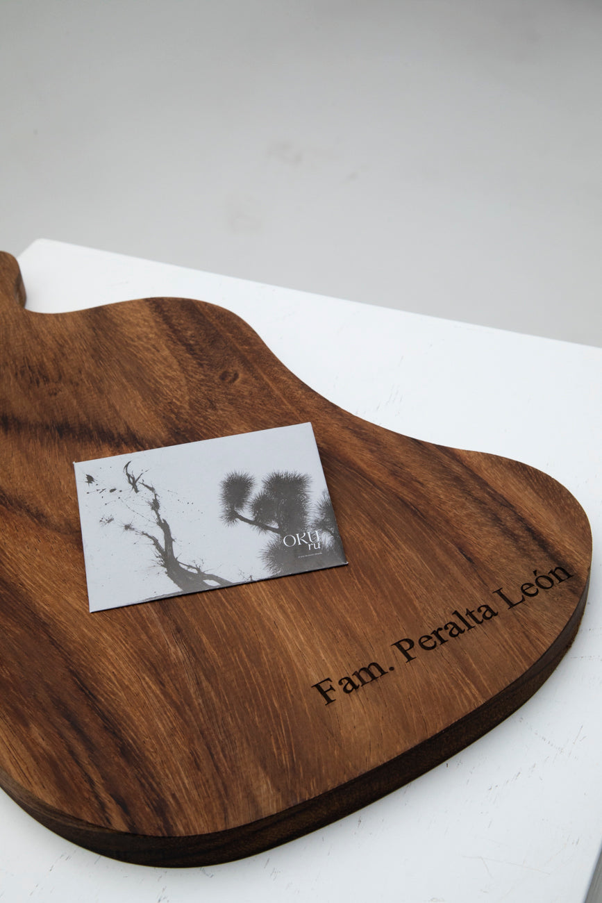 Tabla de parota con curvas personalizada